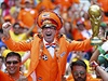 Nizozemský fanouek symbolicky drí maketu trofeje pro vítze.