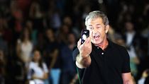 Odhadem na tři tisíce fanoušků, kteří nemohli být mezi zvanými hosty pátečního... | na serveru Lidovky.cz | aktuální zprávy