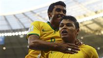 Paulinho (vlevo) a Thiago Silva oslavuj gl do st Kolumbie.