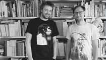 Grafičtí designéři Robert Jansa (vlevo) a Petr Bosák ze studia... | na serveru Lidovky.cz | aktuální zprávy