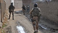 Pi sebevraedném útoku u afghánského Bagrámu zahynuli tyi etí vojáci....