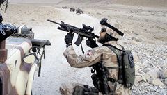 eský voják pi pesunu terénem v Afghánistánu.