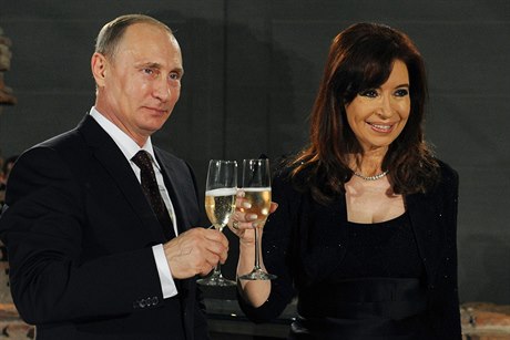 Vladimir Putin pipíjí s argentinskou prezidentkou Cristinou Fernandez