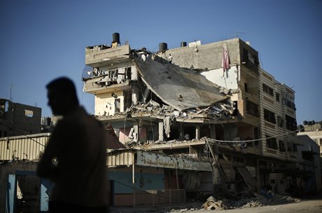 Palestinec v Gaze vedle domu, na který zaútoily izraelské letecké jednotky.