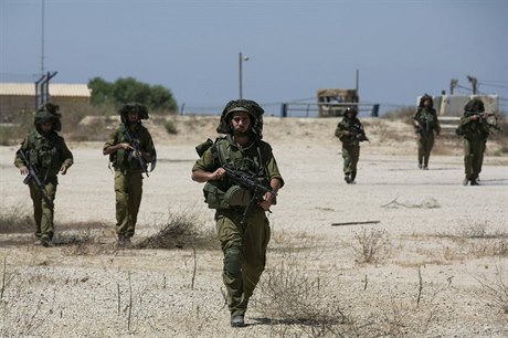 Izraeltí vojáci poblí hranic s Pásmem Gazy.