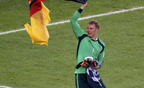 Manuel Neuer s nmeckou vlajkou.
