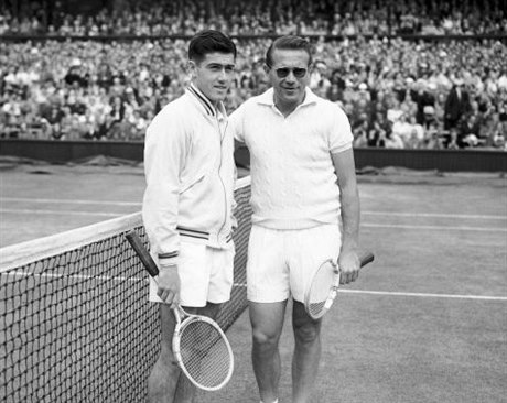 Ken Rosewall (vlevo) a Jaroslav Drobný ped finále Wimbledonu 1954.