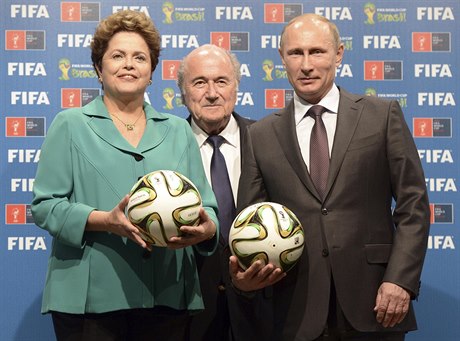 Ruský prezident Vladimir Putin pevzal za dohledu éfa FIFA Seppa Blattera od...