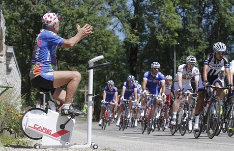 Fanouek na rotopedu povzbuzuje peloton.