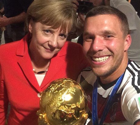 Lukas Podolski zveejnil na svém twitterovém útu selfie s trofejí a Angelou...