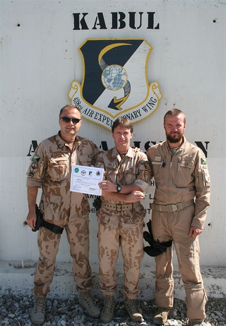 Voják Bohuslav H. (uprosted) z eského leteckého poradenského týmu v Kábulu je...