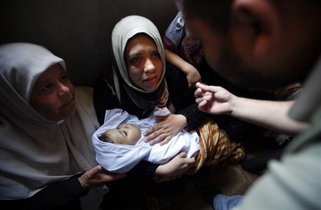 Palestinská matka svírá v náruí tlo své tyleté dcerky Jasmíny, obti nález...