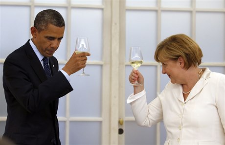 Nmecká kancléka Angela Merkelová si pipíjí s americkým prezidentem Barackem Obamou. Dobrým nmecko-americkým vztahm zasadil ránu etzec pionáních afér.