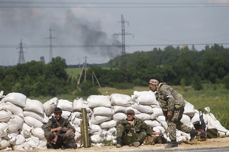 Boje na východ Ukrajiny. Ozbrojení prorutí rebelové ze separatistické...