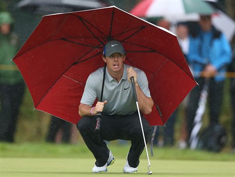 Rory McIlroy se skrývá ped detm bhem letoního British Open.