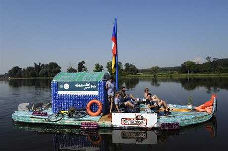 Lo z PET lahví, která míí z Nymburka do Hamburku, vyrazila 18. ervence z...