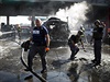 Izraelská policie s techniky prozkoumává benzinovou pumpu v Adodu po zásahu...