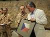 Vojci ministrovi darovali vlajku z vbuchem pokozenho obrnnce.