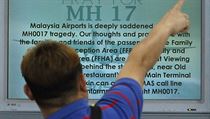 Divk ukazuje na tabuli s modlitbou za obti letu MH 17 na mezinrodnm...