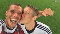 Lukas Podolski se po vítězném finále fotí s Bastianem Schweinsteigerem. | na serveru Lidovky.cz | aktuální zprávy