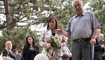 Miloš Zeman s manželkou Ivanou u opraveného potoka na zámku v Lánech | na serveru Lidovky.cz | aktuální zprávy