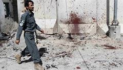 Afghánský policista na míst, je se stalo obtí útoku Talibanc.