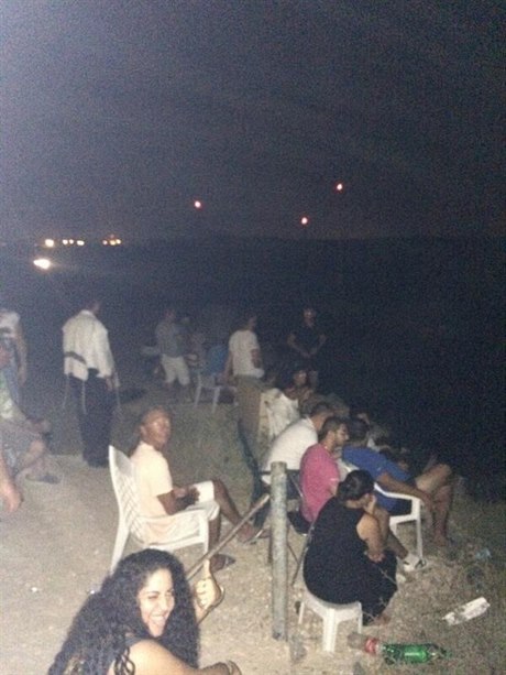 Bombardování Pásma Gazy jako divadlo: Izraelci si nosí popcorn a poizují selfie