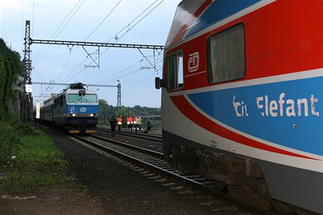Jen 27 metr dlilo v nedli vlaky na trati z Prahy do Kolína od sráky....