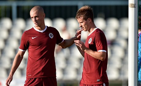 Martin Nepor (vlevo) a Luká Mareek ze Sparty se radují z prvního gólu.