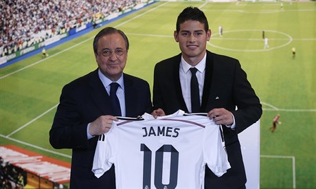 Prezident Realu Madrid Florentino Perez (vlevo) a fotbalista James Rodríguez.