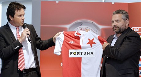 editel komunikace fotbalového klubu SK Slavia Praha Jií Vrba (vlevo) a...