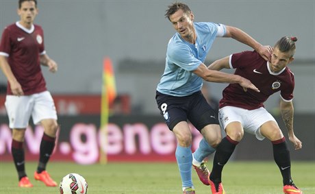 Zleva Markus Rosenberg z Malmö FF a Luká Vácha z AC Sparta Praha bojují o mí.