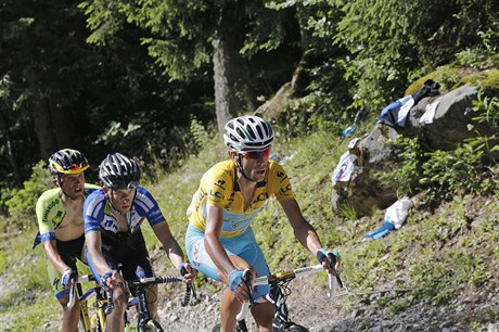 Leopold König stoupá na Tour de France za Vincenzem Nibalim.