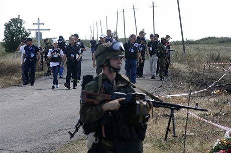 Mezinárodní expertní tým zahájil vyetování na míst tragédie letu MH17.