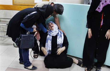 Zhroucená Palestinka na podlaze nemocnice ve mst Gaza truhclí nad smrtí svého...