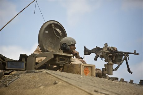 Voják izraelské armády zaujímá pozici v Pásmu Gazy.