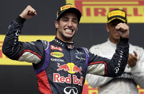 Daniel Ricciardo bude dnes slavit. Dalí Velká cena je na programu a za msíc.