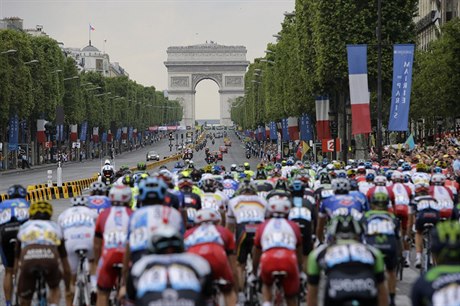 Champs Elysées a jezdci Tour de France.