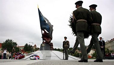 Nejhor? Pomnk II. odboji od Vladimra Preclka, kter stoj na Klrov od...