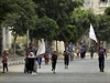 Palestinci pi útku pro jistotu mávají bílou vlajkou.