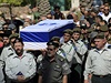 Izraeltí vojáci nesou rakev s ostatky zabitého izraelského vojáka Adi Brigy v...