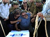 Rodie zabitého izraelského vojáka jménem Adi Briga truchlí nad jeho rakví pi...