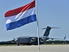 Nizozemská vlajka ped letadlem s obmi