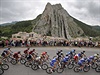 Peloton míjí skalní útvar Sisteron.