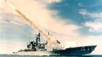 Křižník USS Vincennes na snímku z roku 1985. Křižník USS Vincennes na snímku z roku 1985.