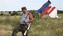Ozbrojený separatista u trosek zříceného malajsijského letadla. | na serveru Lidovky.cz | aktuální zprávy