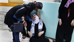Zhroucená Palestinka na podlaze nemocnice ve mst Gaza truhclí nad smrtí svého...