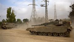 Pesun izraelských tank nedaleko hranic s Pásmem Gazy.