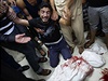 Palestinský mu oplakává smrt v márnici.