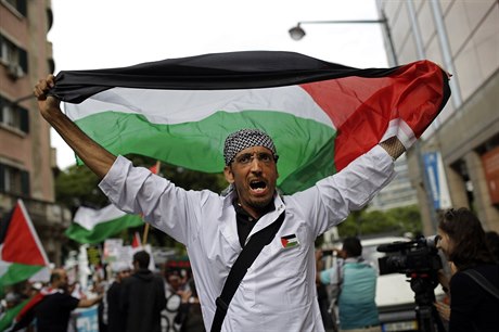 Palestinský demonstrant vykikuje protiizralská hesla po bombardování Gazy